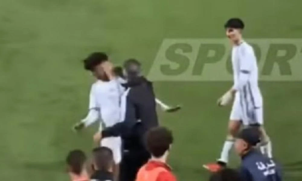 Ο προπονητής της Εθνικής Aλγερίας U20 χαστούκισε ποδοσφαιριστές μετά από σύρραξη